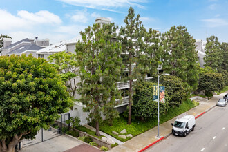 Villa Marina East IV in Marina Del Rey, CA - Building Photo - Building Photo