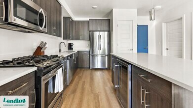 11505 NE Yacht Harbor Dr, Unit D111 in Portland, OR - Foto de edificio - Building Photo