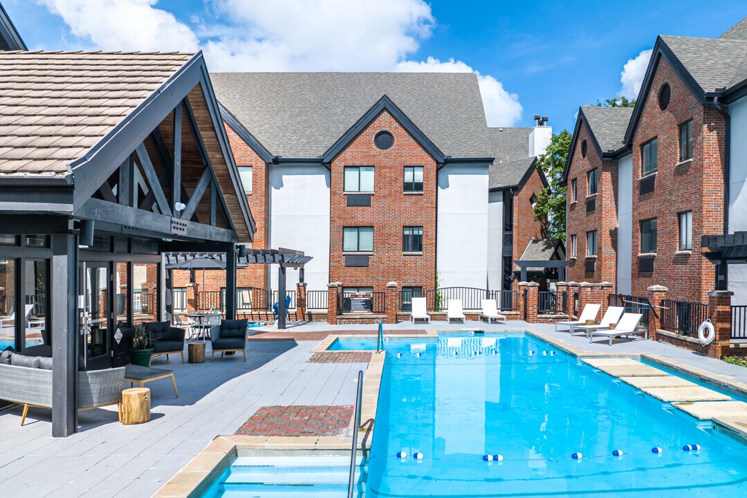 Avia Apartments on College Blvd (Overland Park) in Overland Park, KS - Foto de edificio