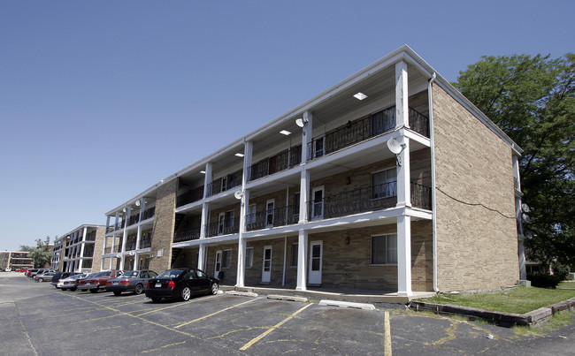 Butrick Lewis Apartments in Waukegan, IL - Building Photo - Building Photo