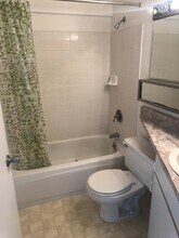 2860 Waialae Ave, Unit 304 in Honolulu, HI - Foto de edificio - Building Photo