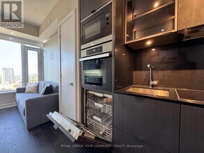 11 Yorkville Ave in Toronto, ON - Building Photo - Building Photo