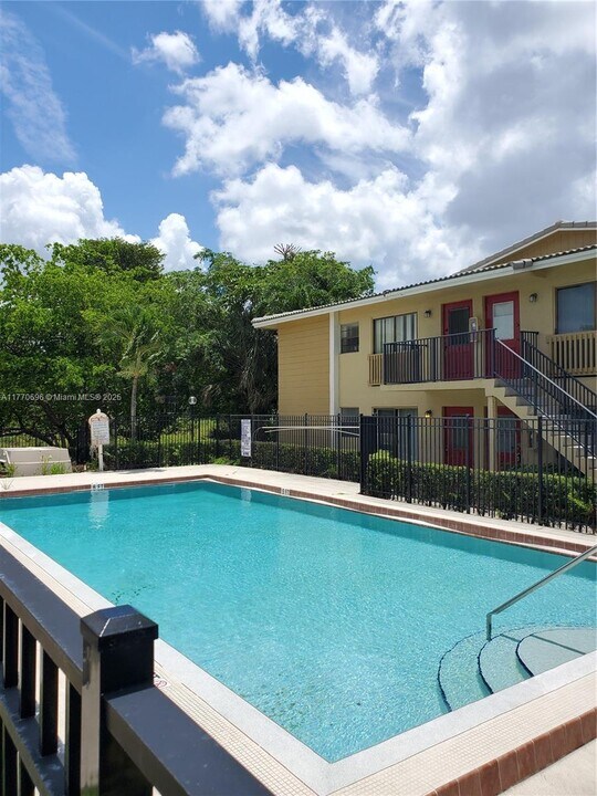 2661 Riverside Dr, Unit 4 in Coral Springs, FL - Building Photo