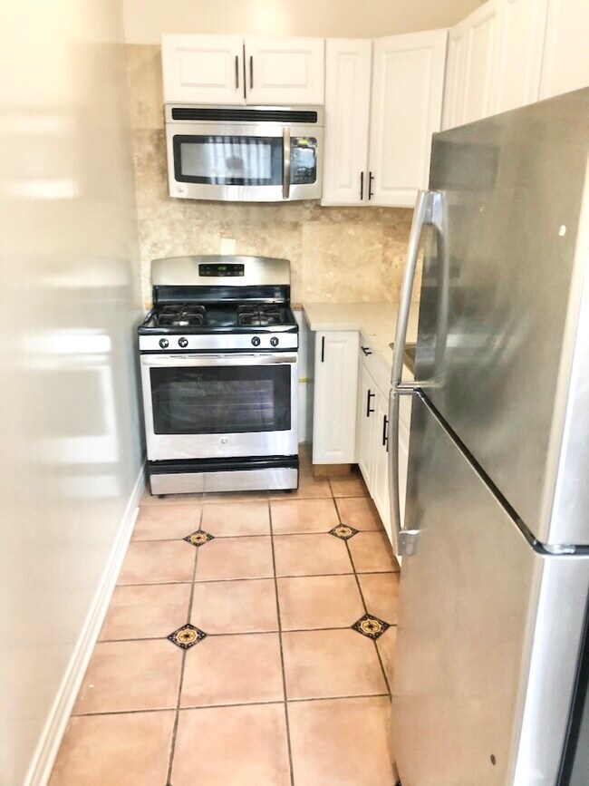 654 S Dunsmuir Ave Apartments and Nearby Los Angeles Apartments For