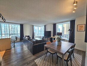 512 N McClurg Ct, Unit 2210 in Chicago, IL - Foto de edificio - Building Photo