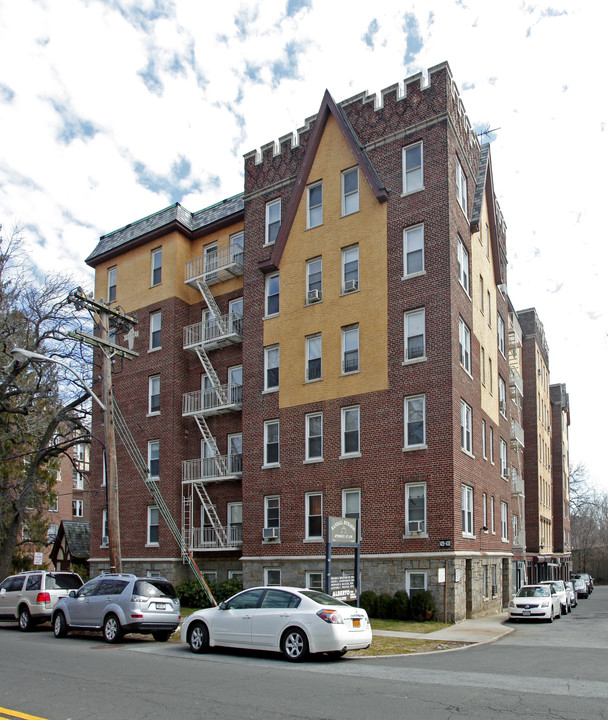 Oxford Gardens in Bronxville, NY - Foto de edificio