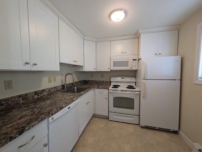 36 Irving St in Manchester, CT - Building Photo - Building Photo