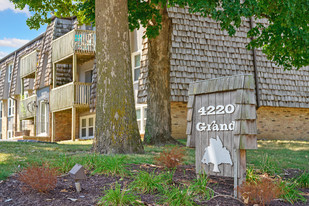 The 4220 Grand Apartments in Des Moines, IA - Building Photo