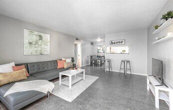 4300 Shaver St in Houston, TX - Building Photo - Building Photo