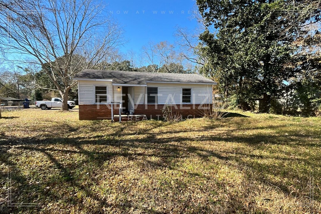 1321 Hubert Pierce Rd in Mobile, AL - Building Photo