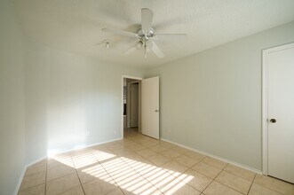 5838 N Magazine Cir in Houston, TX - Foto de edificio - Building Photo