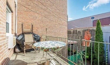 69-7 66th Rd in Queens, NY - Foto de edificio - Building Photo