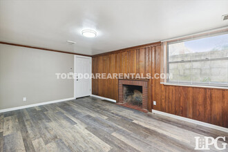 2140 Wyndhurst Rd in Toledo, OH - Building Photo - Building Photo