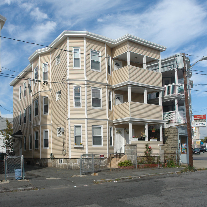 86-86A Bennington St in Lawrence, MA - Building Photo