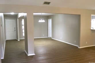 13811 Brook Hollow Blvd in San Antonio, TX - Foto de edificio - Building Photo