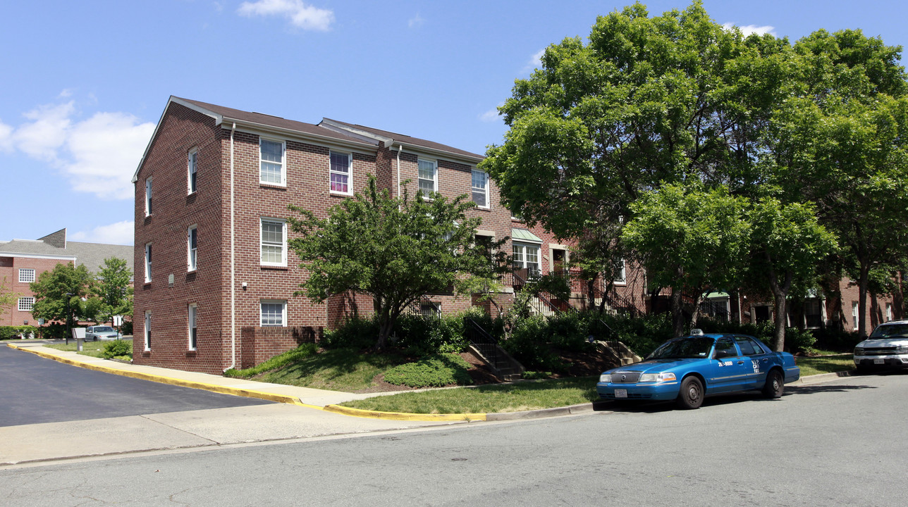 Olde Towne West in Alexandria, VA - Building Photo