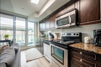 231 Fort York Blvd in Toronto, ON - Building Photo - Building Photo