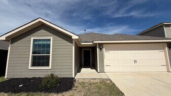 13804 Musselshell Dr in Ponder, TX - Building Photo