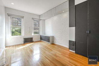 313 W 17 Street in New York, NY - Building Photo - Building Photo