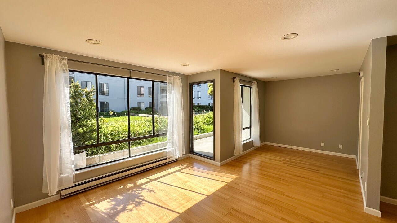 6 Commodore Dr in Emeryville, CA - Building Photo