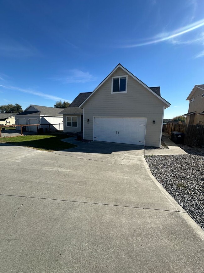 property at 901 W Windrose Dr