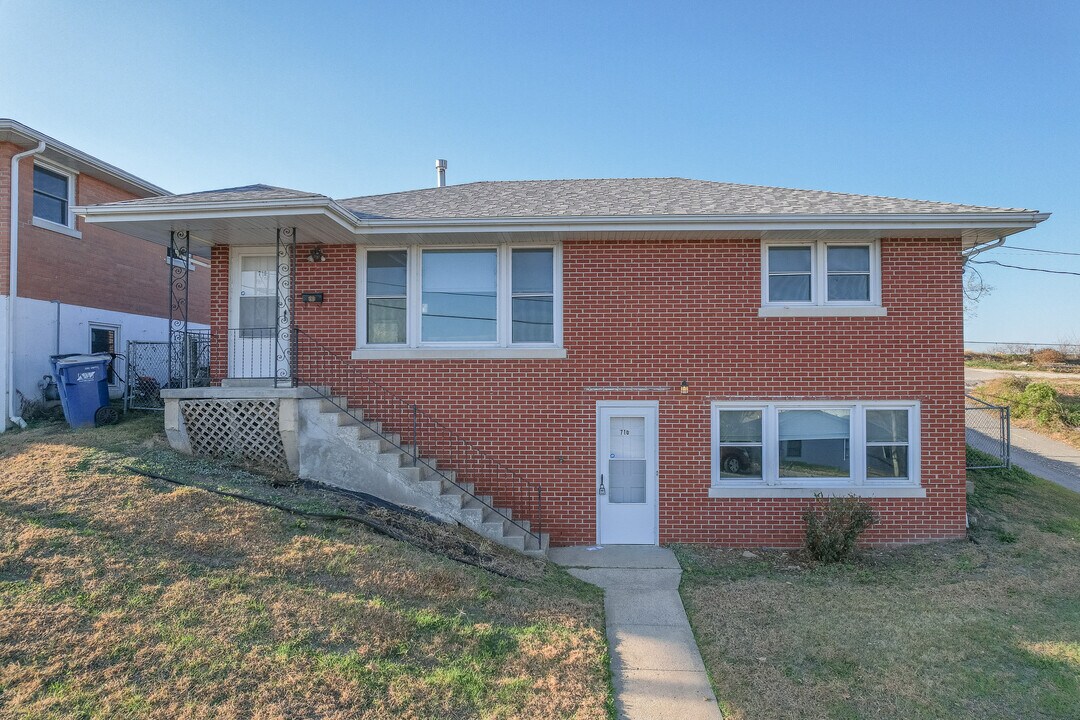 710 Jackson St in Jefferson City, MO - Building Photo