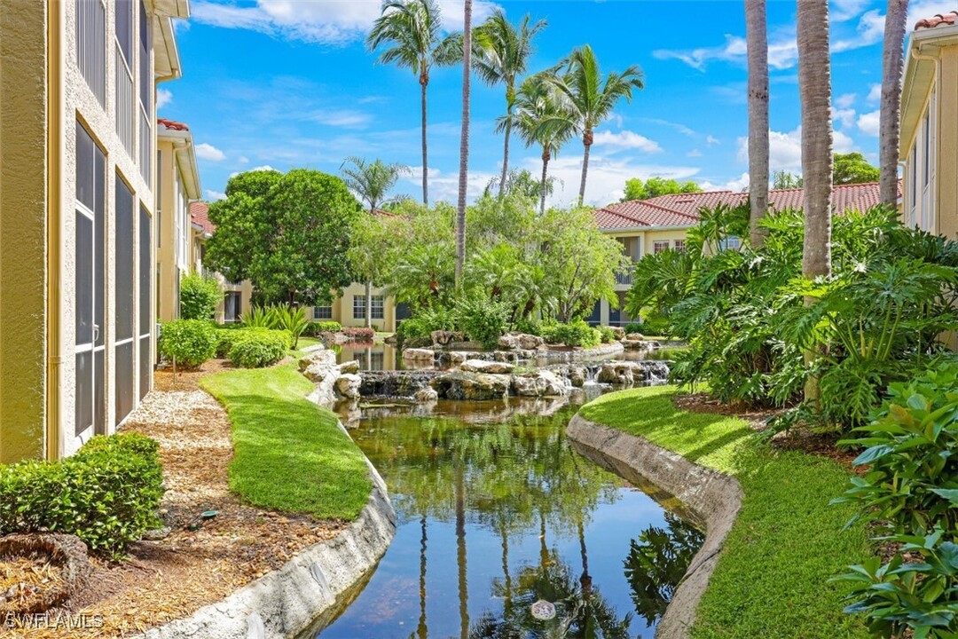 600 Lambiance Cir in Naples, FL - Building Photo
