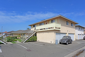 16682 Bartlett Ln in Huntington Beach, CA - Foto de edificio - Building Photo
