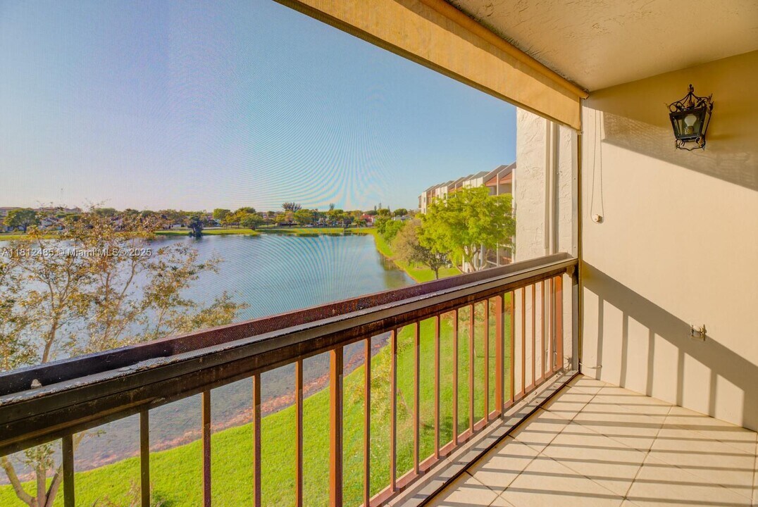 10288 NW 9th St Cir in Miami, FL - Building Photo