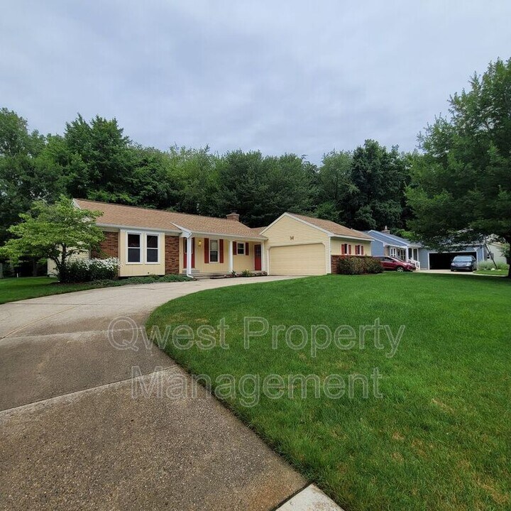 475 Adaway Ave SE in Ada, MI - Building Photo