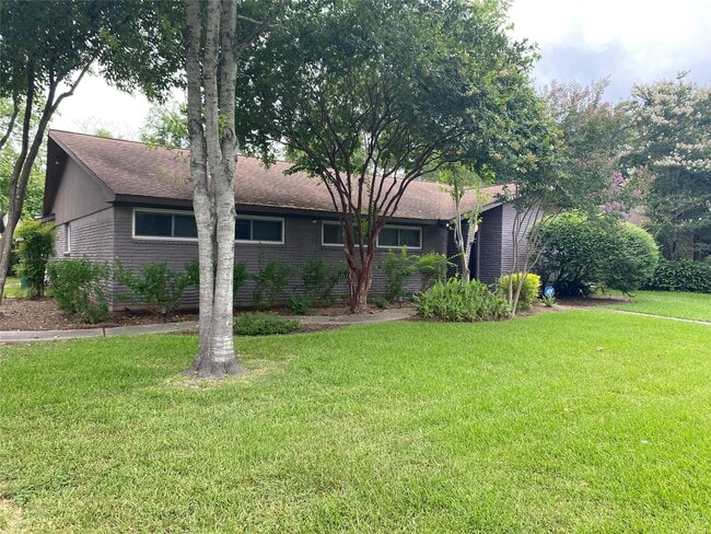 9614 Greenwillow Dr in Houston, TX - Building Photo - Building Photo