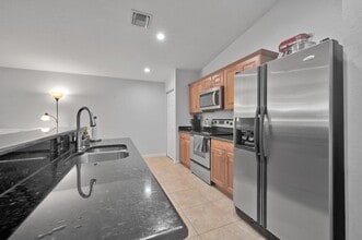 4856 SE Duval Dr in Stuart, FL - Foto de edificio - Building Photo