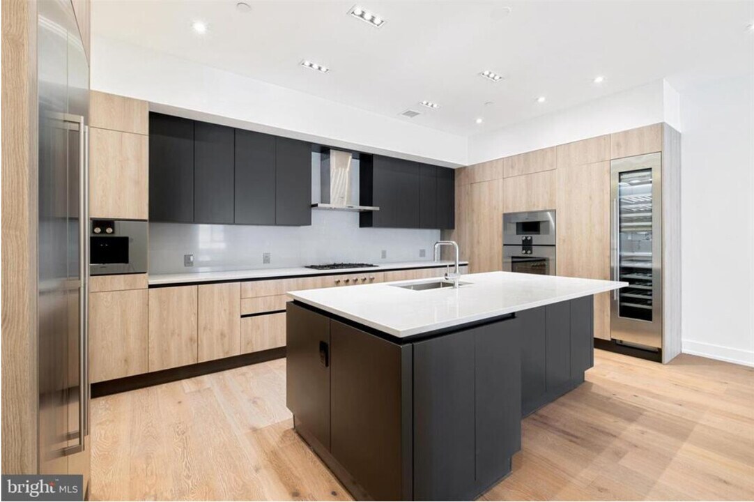 724 Chesnut Street in Philadelphia, PA - Building Photo