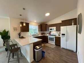 233 NW Cedar Ave, Unit A in Redmond, OR - Foto de edificio - Building Photo