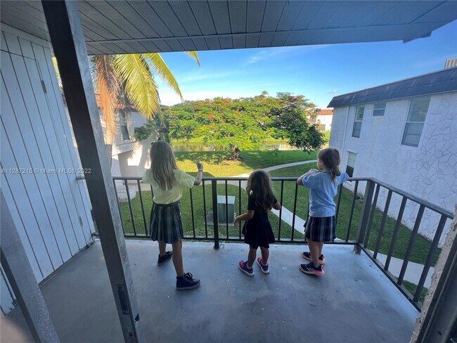 10393 N Kendall Dr-Unit -U6 in Miami, FL - Building Photo - Building Photo