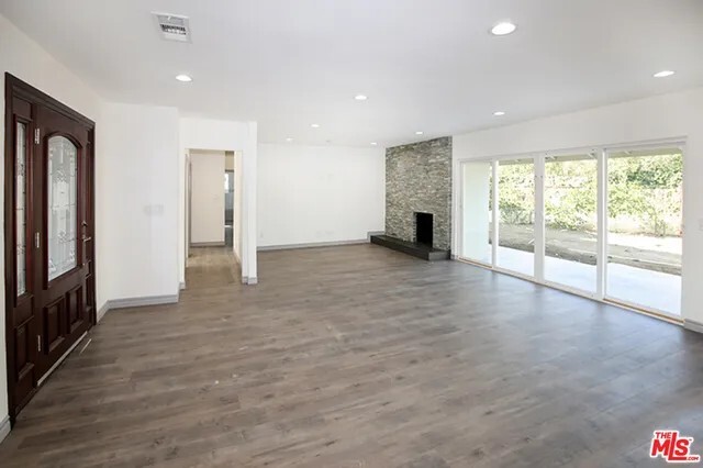 16727 Jersey St in Granada Hills, CA - Foto de edificio - Building Photo