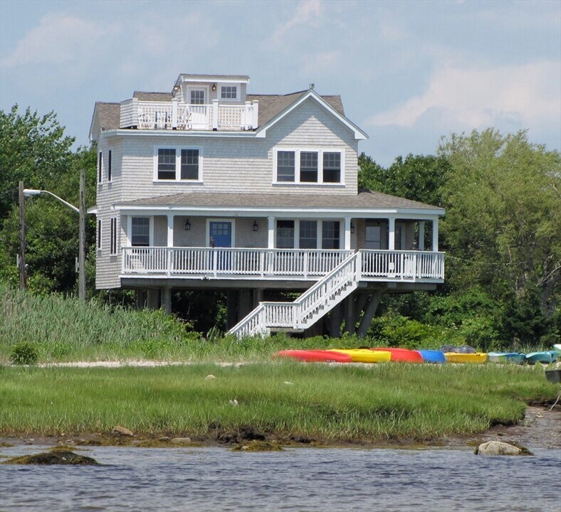 4 Creek St in Mattapoisett, MA - Building Photo