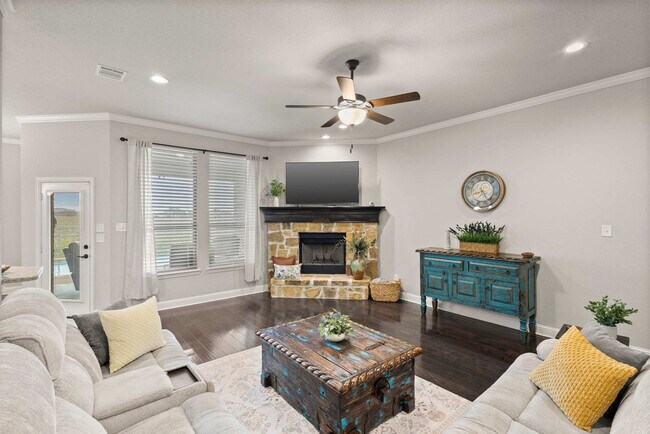 206 S Meadow Dr in Ferris, TX - Building Photo - Building Photo