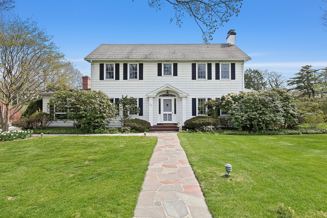 22 Aspatuck Rd in Westhampton Beach, NY - Foto de edificio