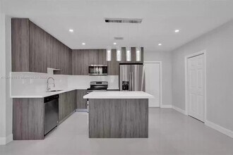 2410 Rodman St in Hollywood, FL - Building Photo - Building Photo