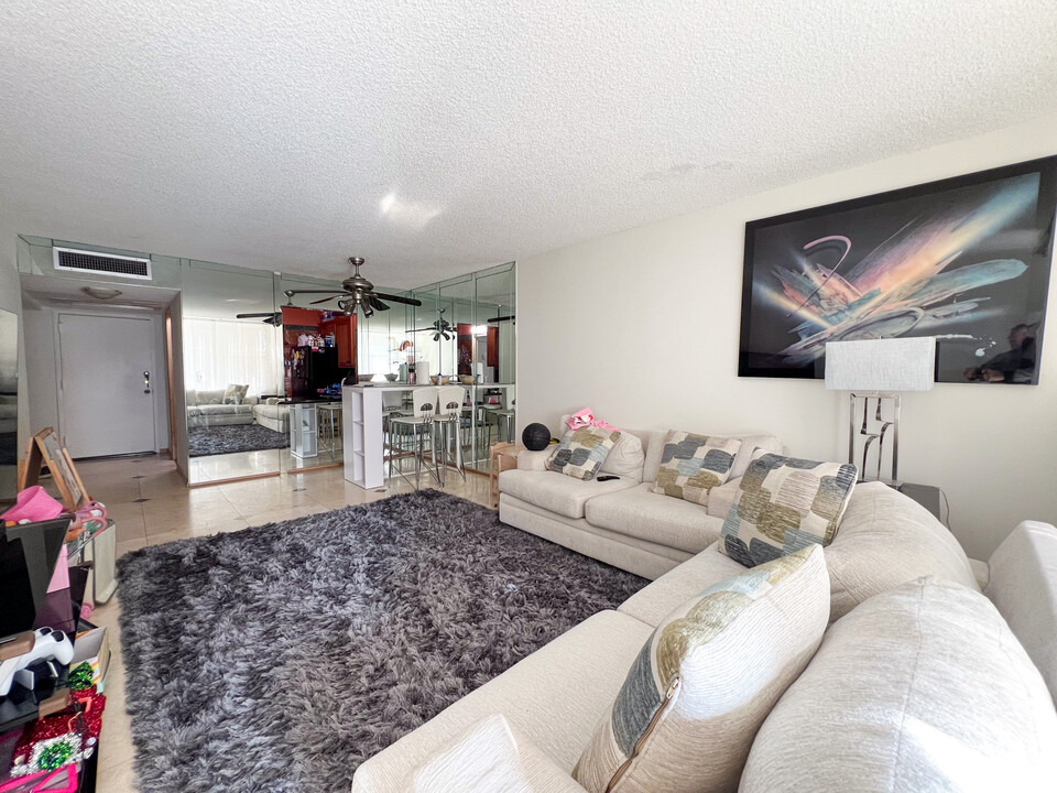 701 Three Islands Blvd, Unit 506 in Hallandale Beach, FL - Building Photo