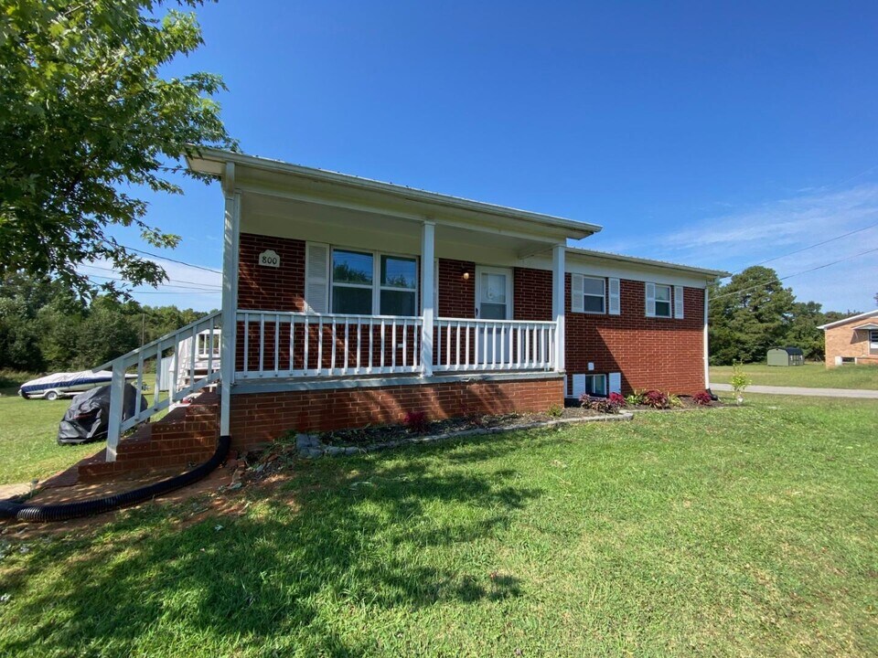800 St James Church Rd in Newton, NC - Foto de edificio
