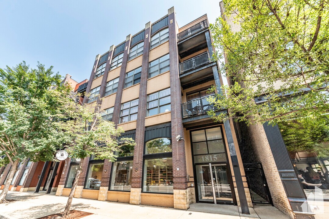 1815 N Milwaukee Ave in Chicago, IL - Foto de edificio