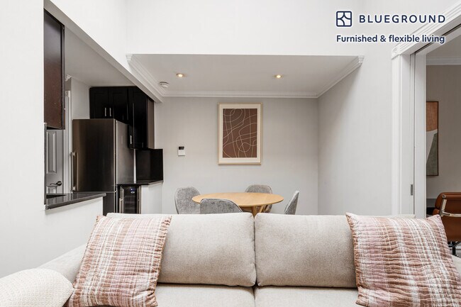 120 Christopher St in New York, NY - Building Photo - Building Photo