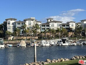 1353 Caspian Way in Oxnard, CA - Building Photo - Building Photo