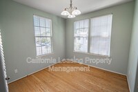 24124 Victoria Ln in Santa Clarita, CA - Foto de edificio - Building Photo