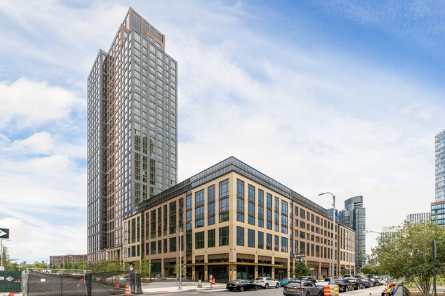 2-20 Malt Dr in Long Island City, NY - Foto de edificio - Building Photo