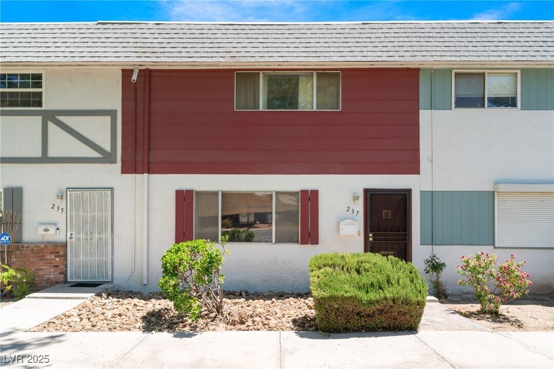 237 Greenbriar Townhouse Way in Las Vegas, NV - Foto de edificio