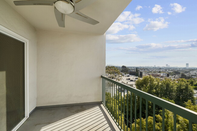 8550 Holloway Dr, Unit 405 in West Hollywood, CA - Foto de edificio - Building Photo