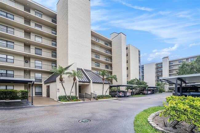 2800 Cove Cay Dr in Clearwater, FL - Building Photo - Building Photo